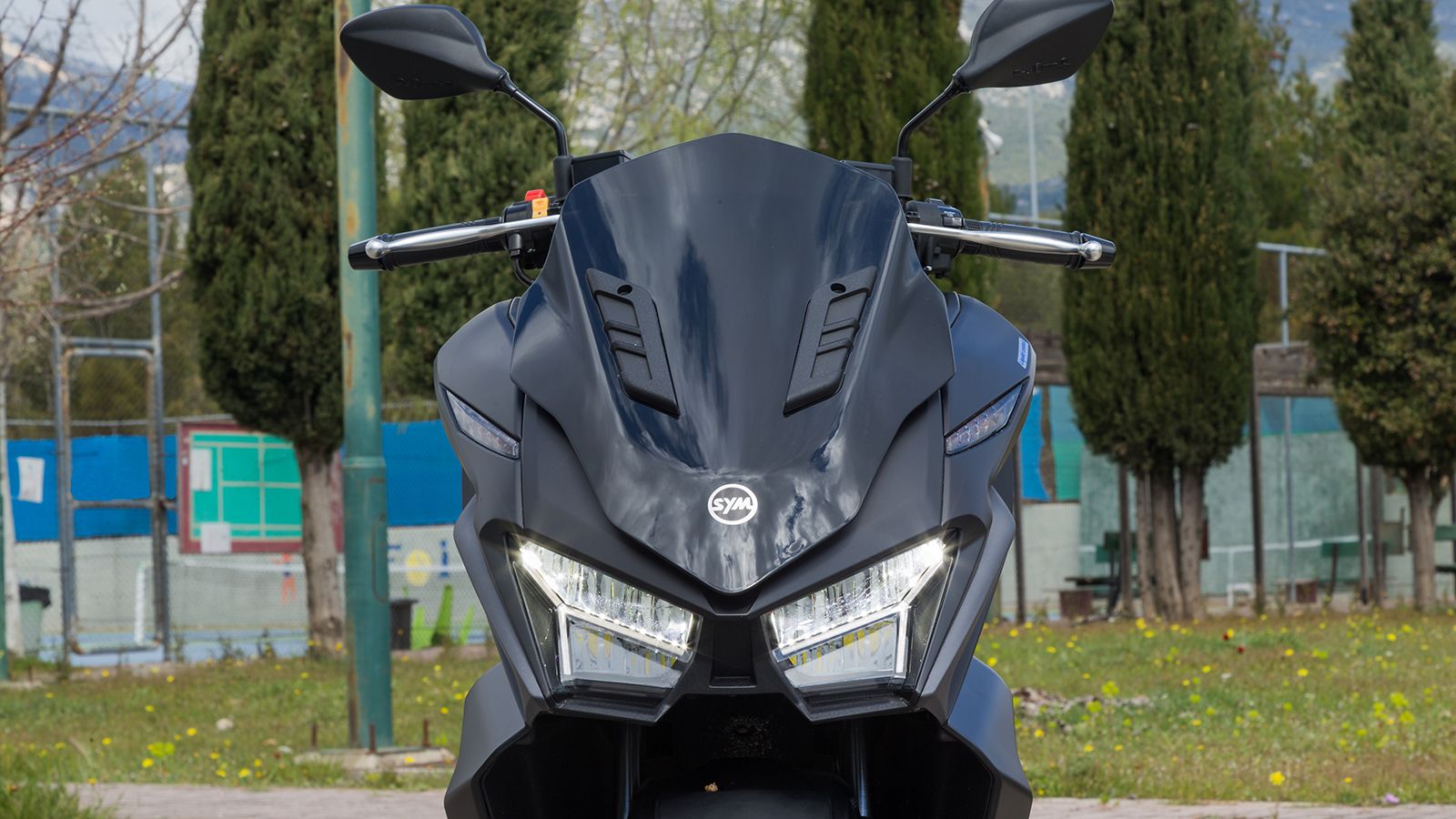Το SYM Jet X 125 ξεχωρίζει για την αιχμηρή, δυναμική σχεδίασή του και τον πλήρη LED φωτισμό. Το εμπρός φωτιστικό σώμα διαθέτει φώτα ημέρας DRL σε σχήμ